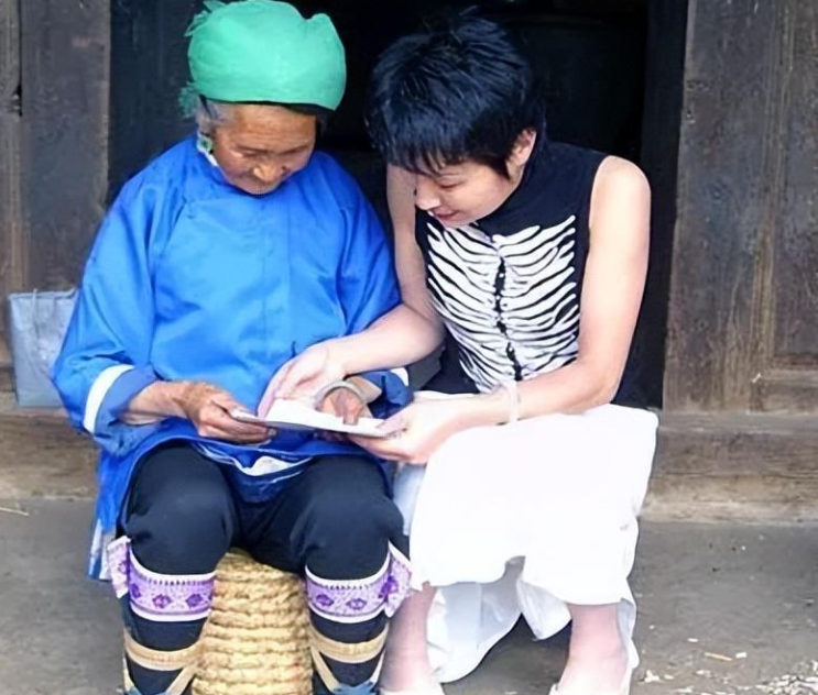 84年老山女兵为战友鸣枪被部队开除20年后将玫瑰插满烈士陵园