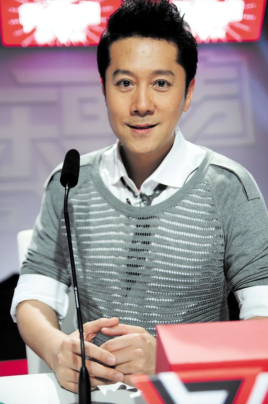 回顾蔡国庆22次登春晚拒绝那英迎娶圈外妻子如今儿子成骄傲