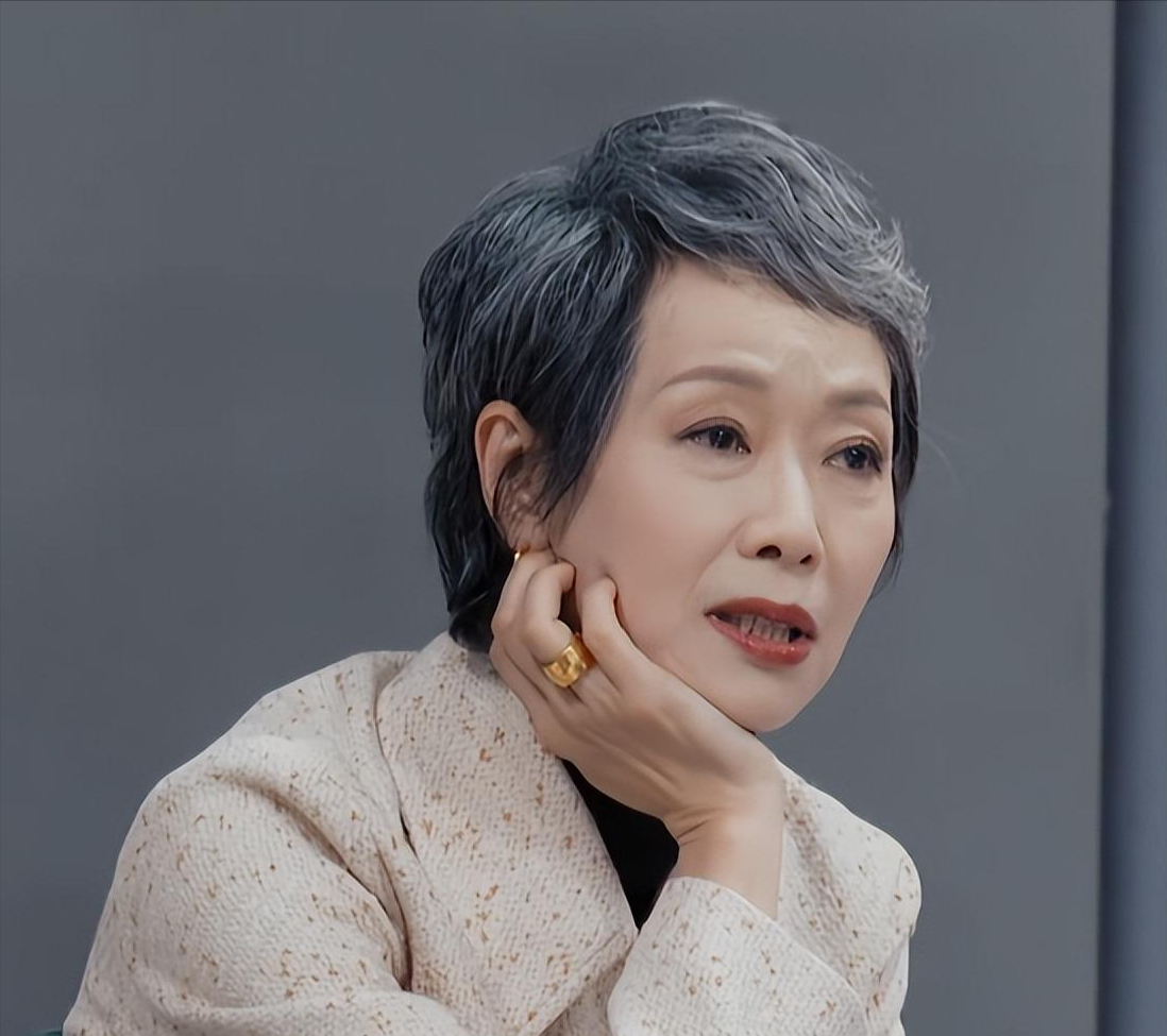 叶童:凭"许仙"走红,拿金像奖双料影后,结婚36年丈夫出轨8次