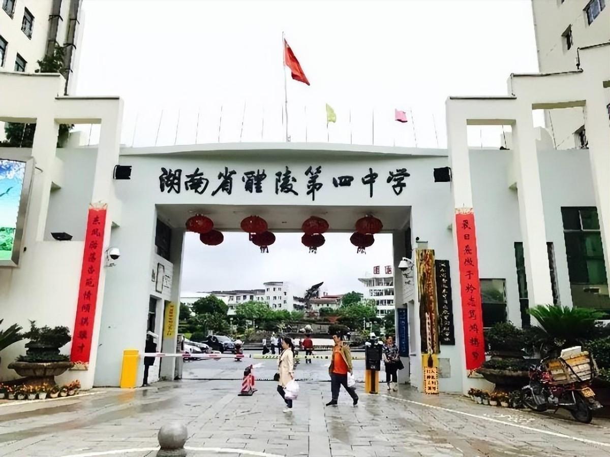 回顾她写了一篇卖米24岁葬于八宝山撒贝宁亲自为她念悼词