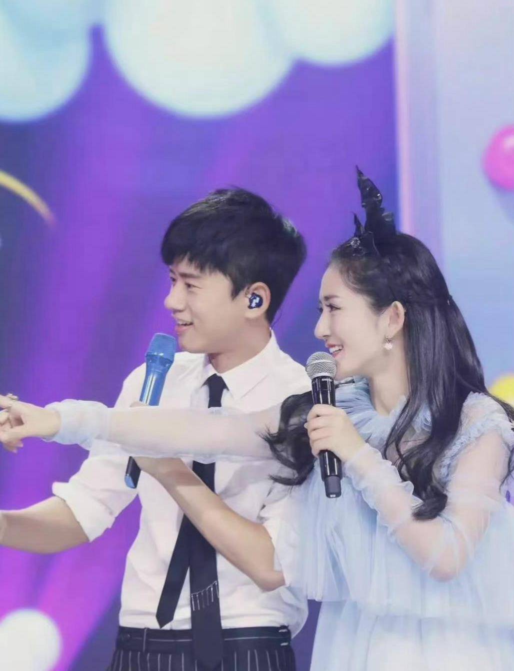 谢娜作为张杰的妻子,两个人相识在《快乐大本营》,刚出道的毛头小子