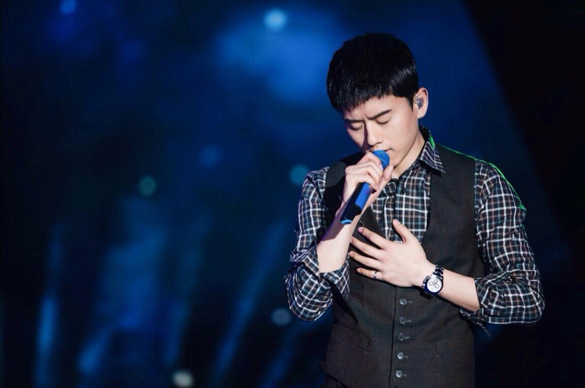 张杰从小就爱唱歌,长大之后的梦想就是能够当一名歌手,站在舞台上唱歌