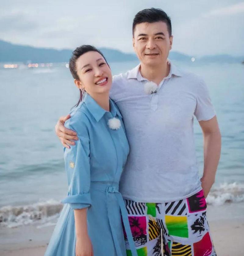 回顾秦海璐给单眼皮上千万保险产下巨婴症儿子险哭瞎双眼