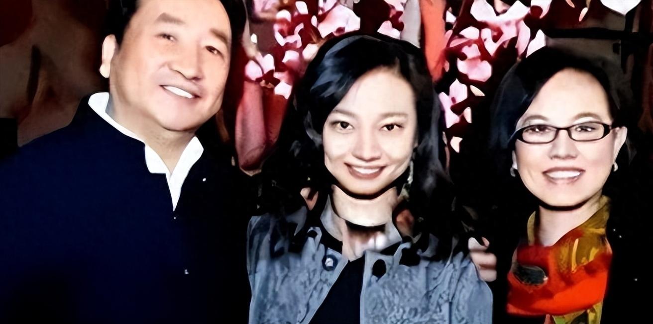 姜珊是姜昆的独生女,从小就是全家人的掌上明珠,她天资聪颖,不仅成绩