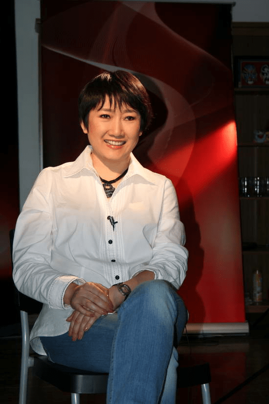 回顾成方圆两段婚姻不生娃与王刚离婚后和年迈的父亲相依为命