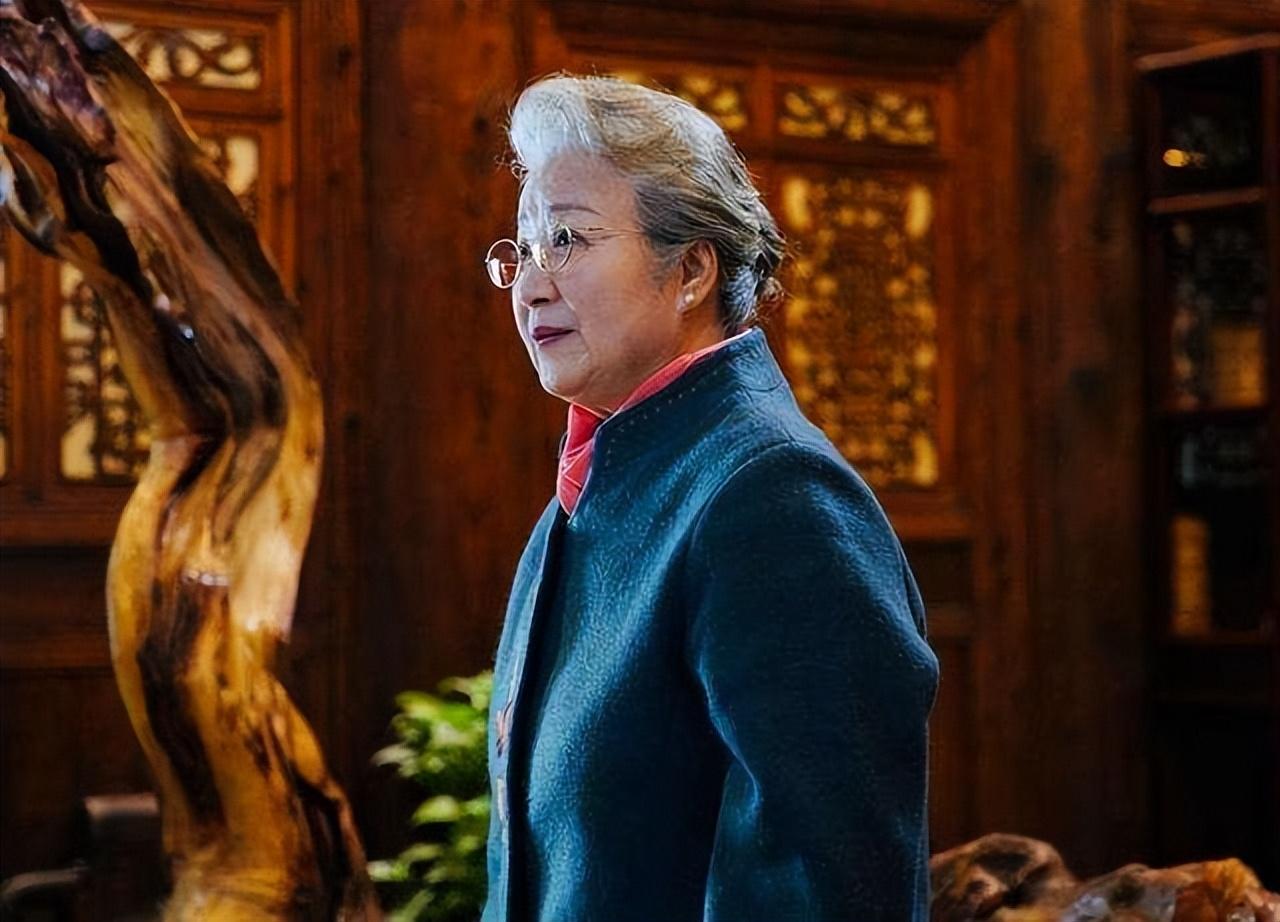 回顾曹翠芬张艺谋说她红不了52岁成为影后一生无儿无女是遗憾