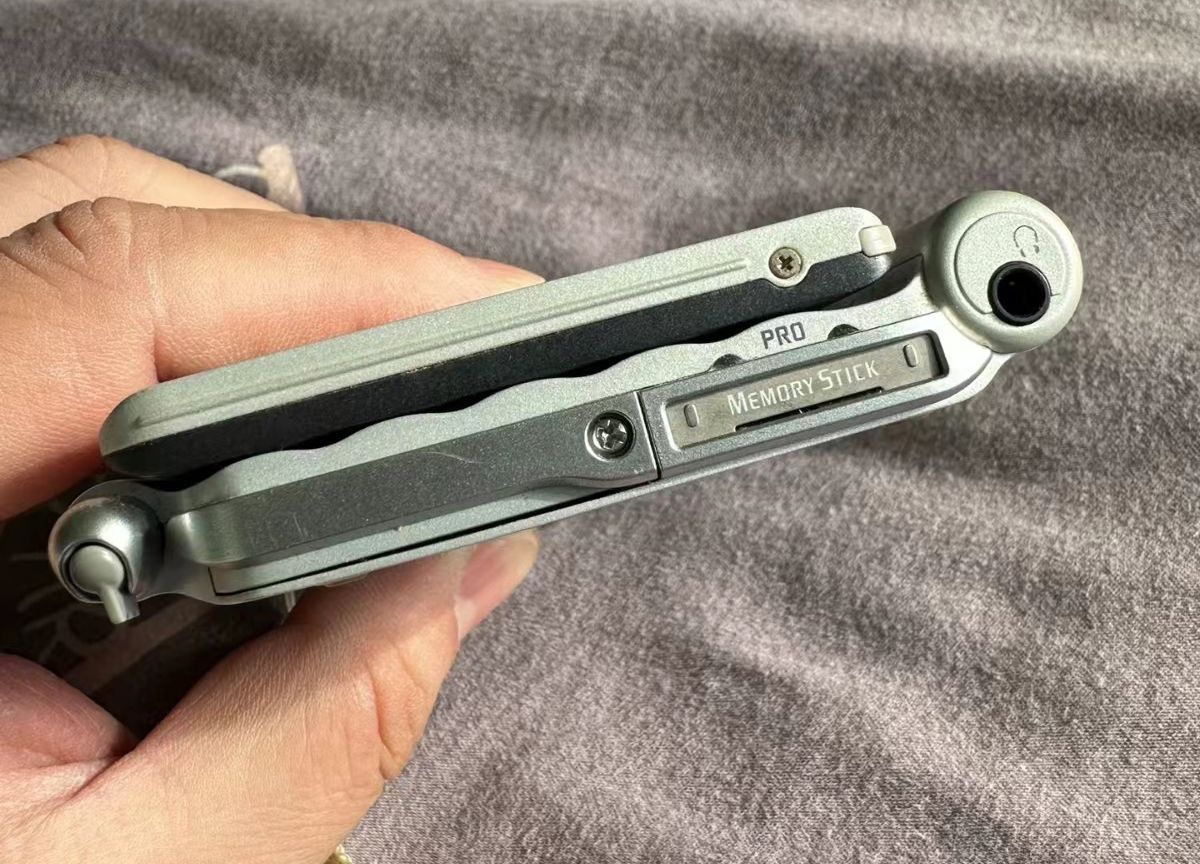 二十年前的索尼掌上电脑,采用palm系统,外观仍不过时