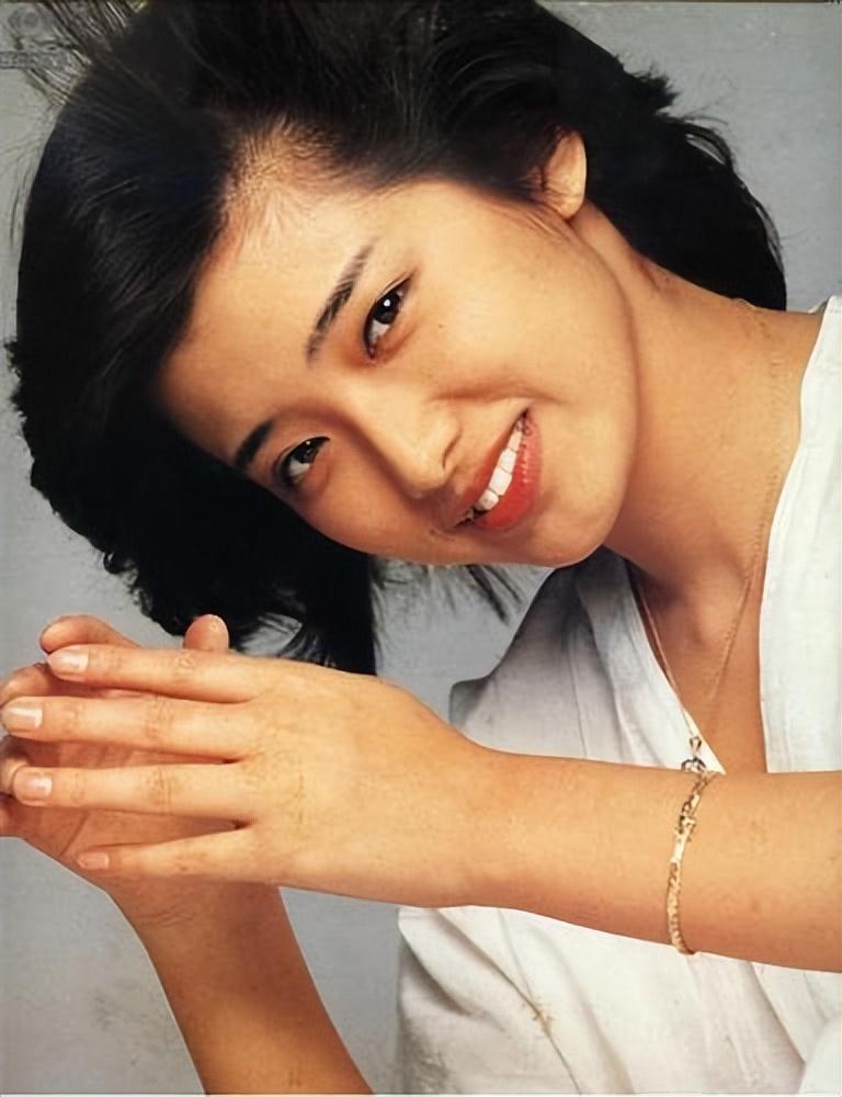 回顾山口百惠别人81万名包随便背而我看中4千元包却不舍买