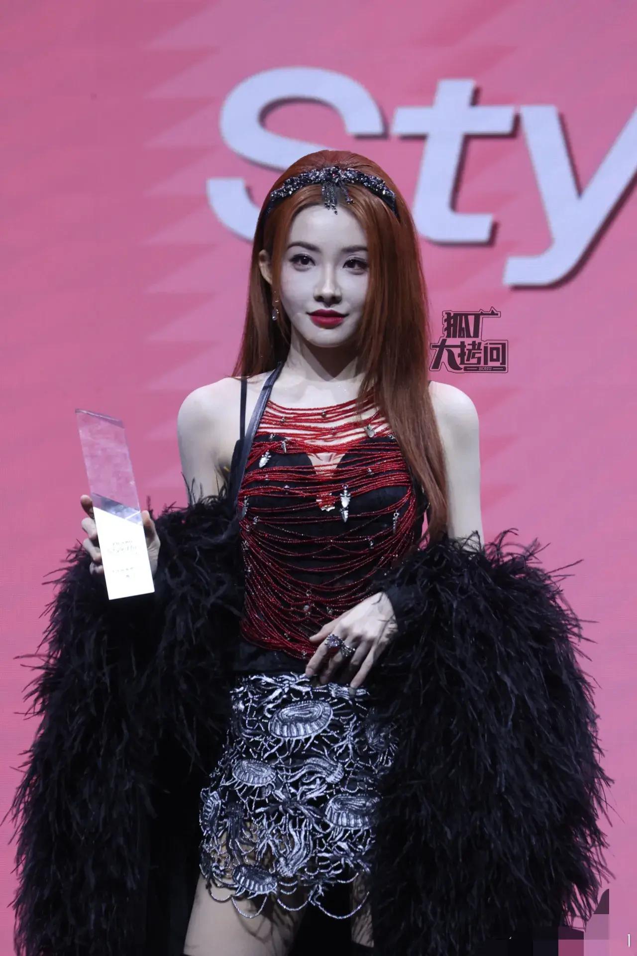 杨超越胡一天牵手上台他们的身高差太萌