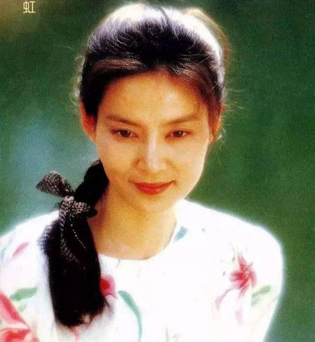 每当看到这个美丽的女演员在镁光灯下表演,他总是忘记了手里的活计,只