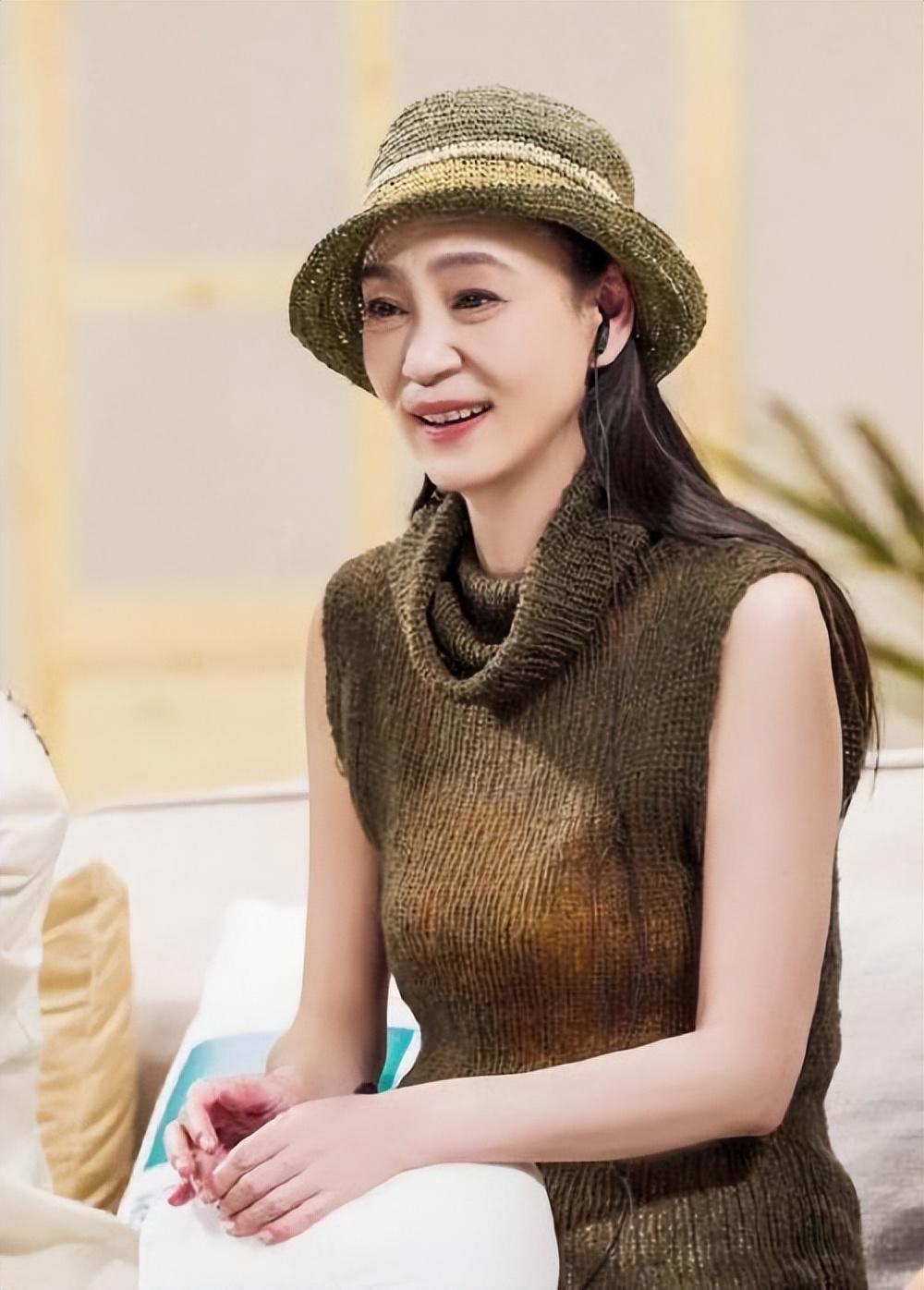 从近照上看刘雪华似乎消瘦了不少.