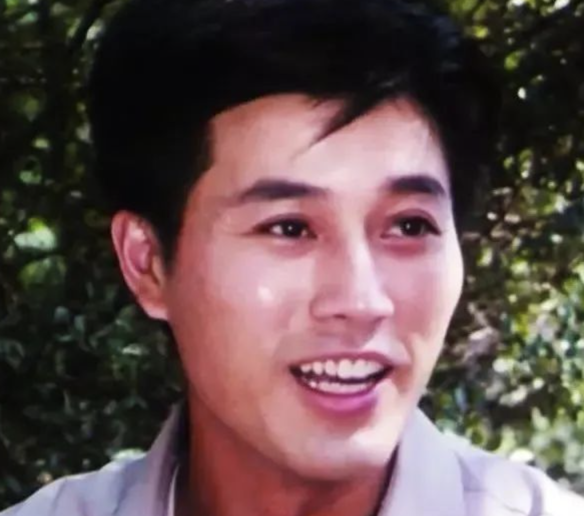 这位女性与武珍年是多年的好友,她对王伟平的帅气外貌格外欣赏.