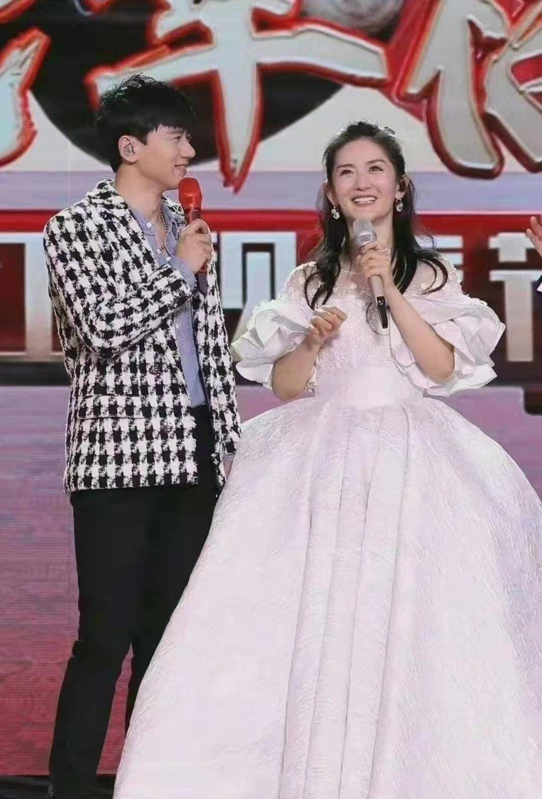 谢娜作为张杰的妻子,两个人相识在《快乐大本营》,刚出道的毛头小子