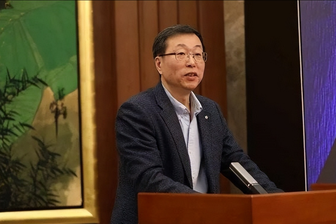 这时一则新闻启发了他——复旦大学教授刘钊,破格录取了38岁的三轮