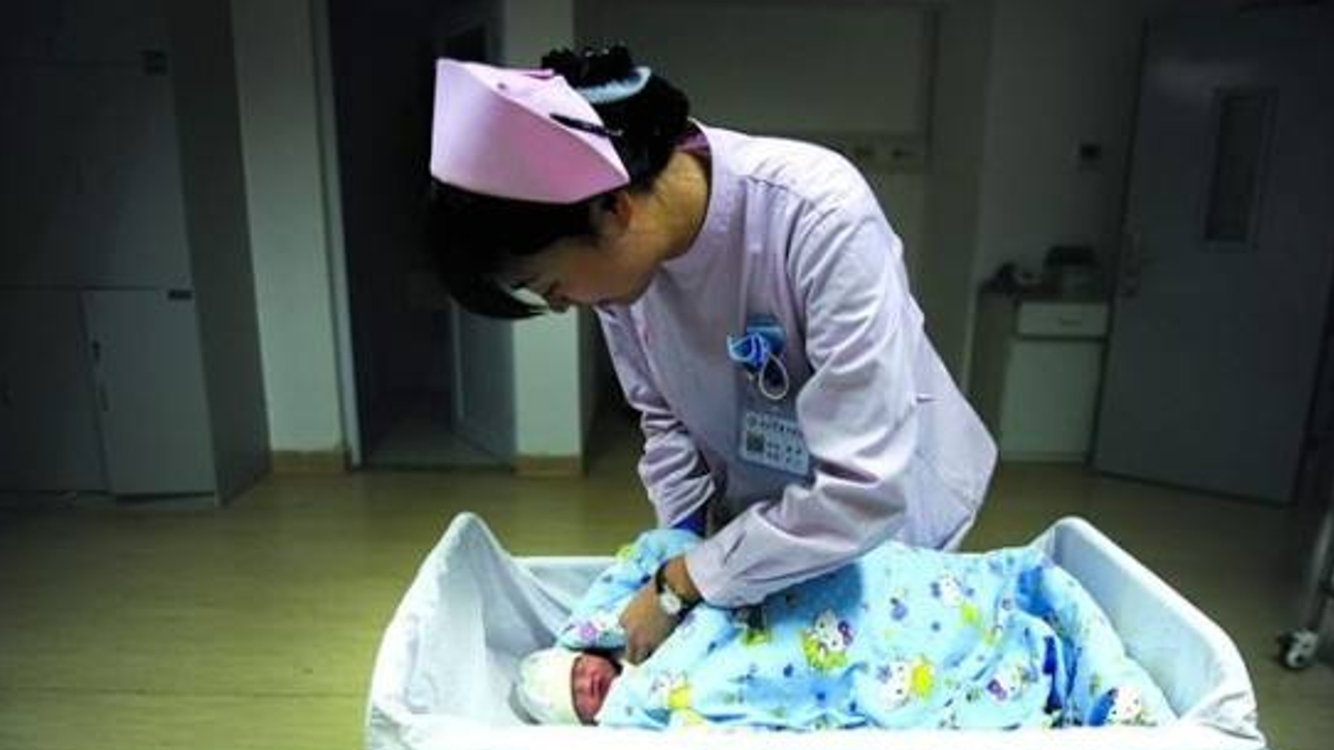 06年湖南女婴被美国夫妇收养要求每月花120万为其买下一座岛