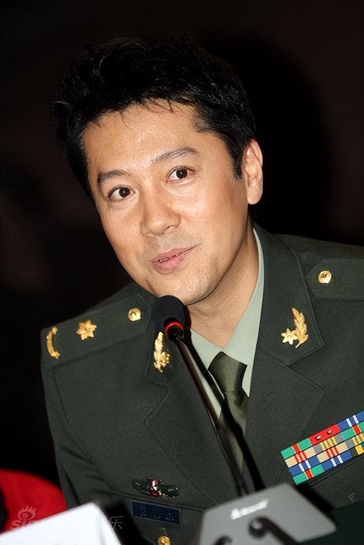 渐渐的,蔡国庆年龄大了,人们又开始担心,他会不会孤独终老.