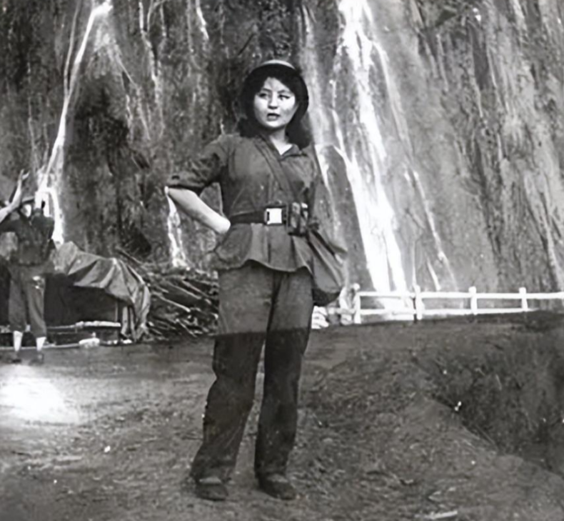 84年老山女兵为战友鸣枪被部队开除20年后将玫瑰插满烈士陵园