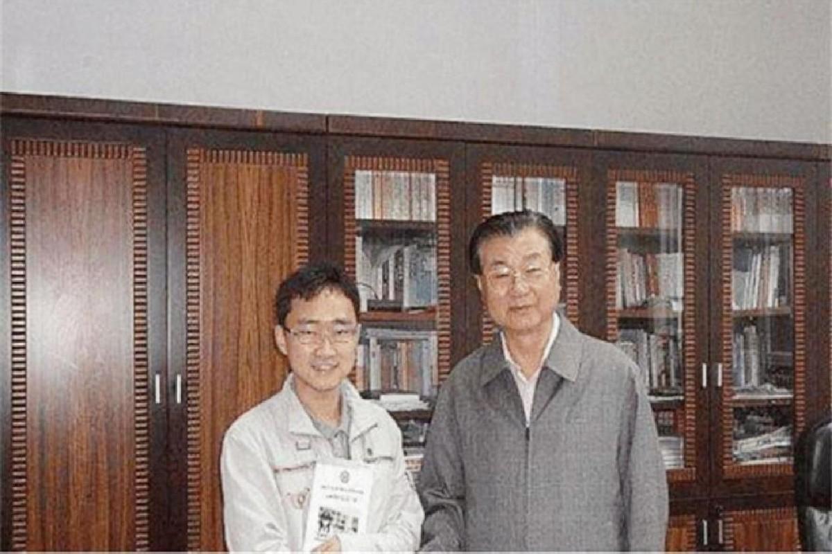 这时一则新闻启发了他——复旦大学教授刘钊,破格录取了38岁的三轮