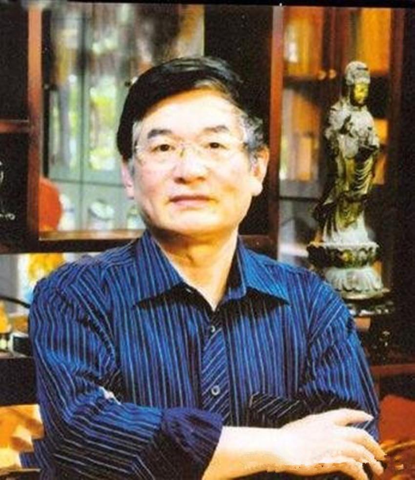 为了能让黄蛉这个偏才更好的成长,四川大学甚至还复聘了何崝教授作为