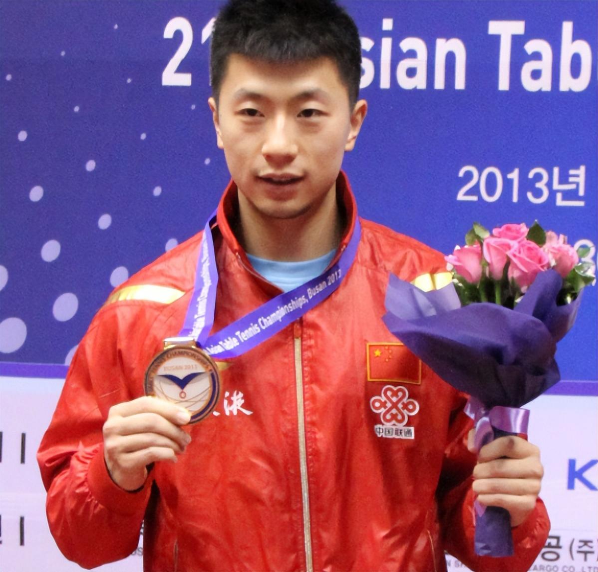 相比较于刘国梁,张继科等天赋型球员,马龙只能算大器晚成,尽管15岁就