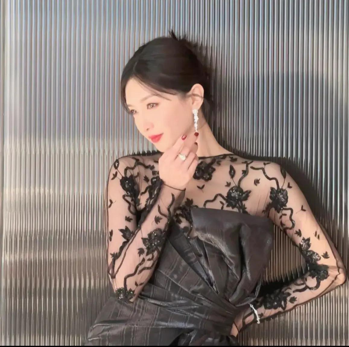 万茜和江疏影获得了年度风尚品质演员奖,万茜异常低调,进入内场后没有