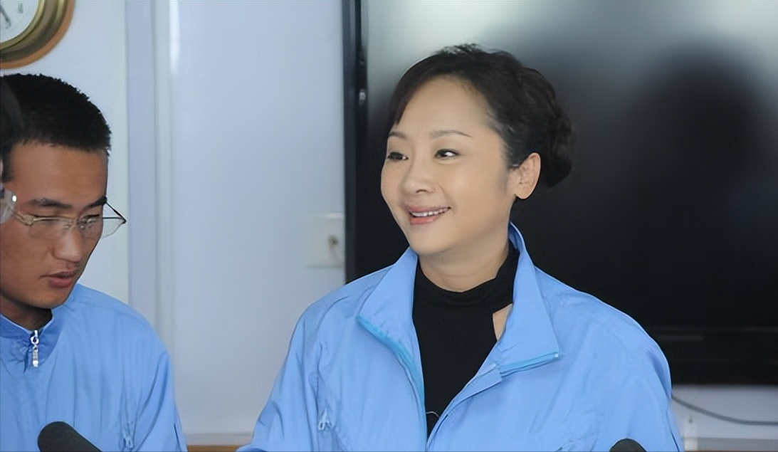 回顾秦海璐给单眼皮上千万保险产下巨婴症儿子险哭瞎双眼
