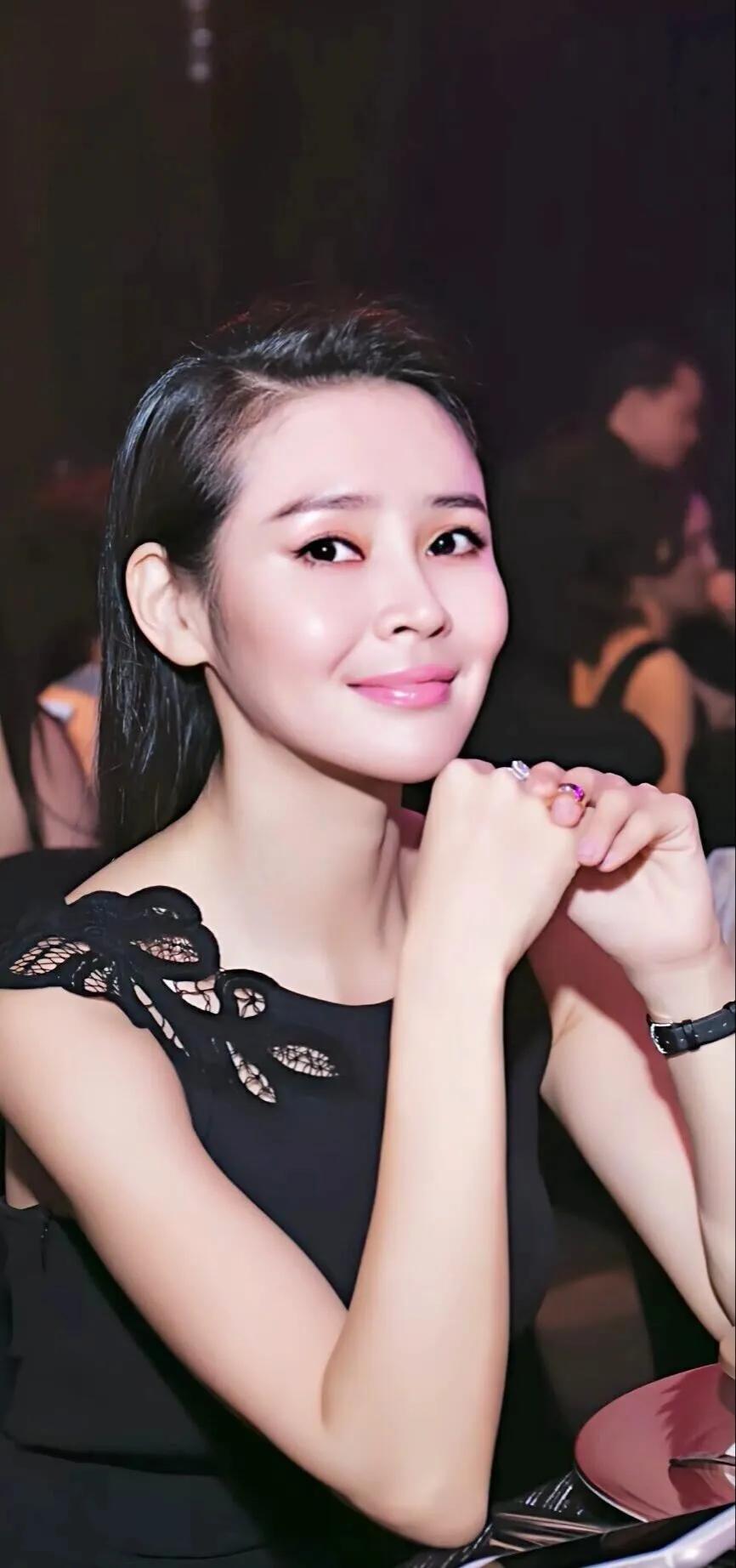 回顾于明加我这辈子正确的决定就是为普通丈夫生了两个女儿