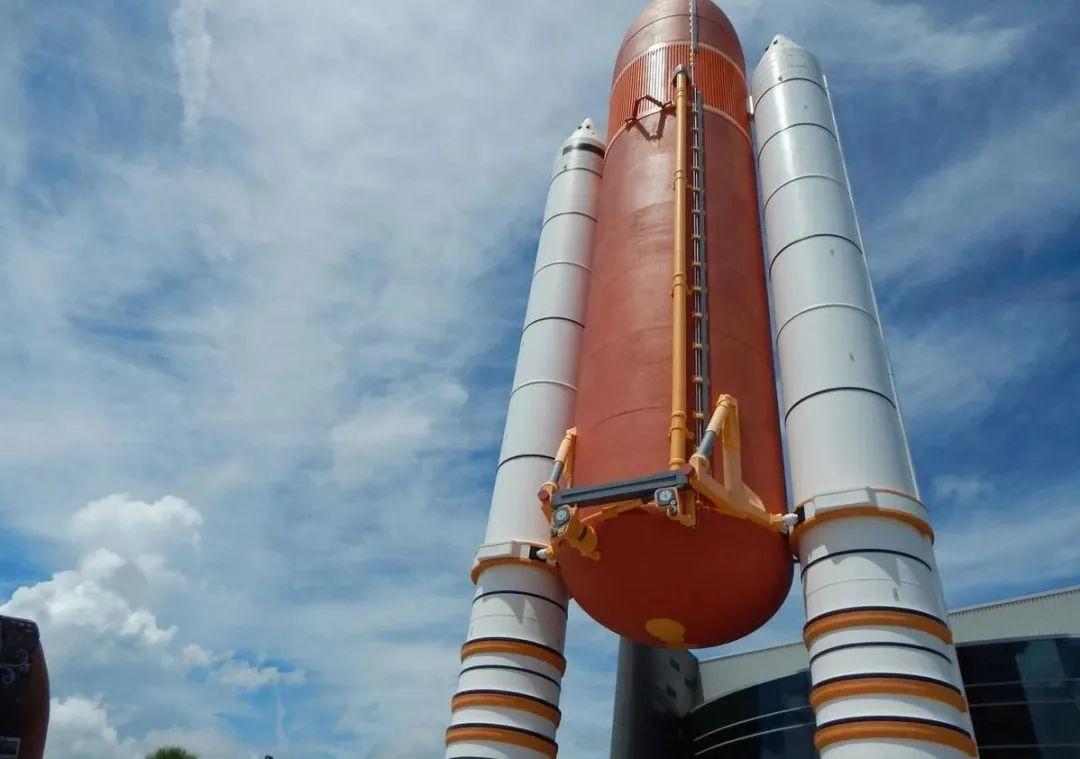 将流水线平台,工业化生产的思路实质用在了火箭整体成品的生产运行上