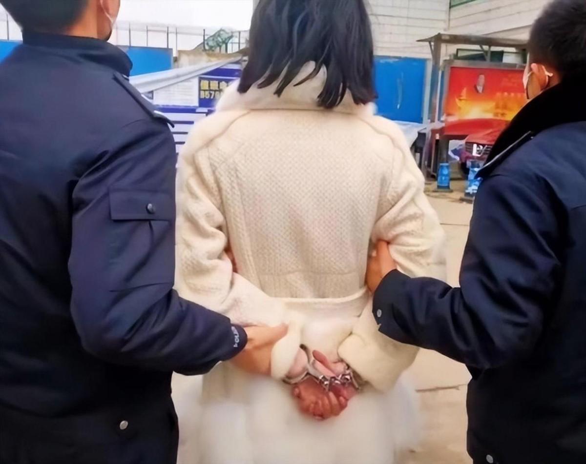 女警押犯人图片