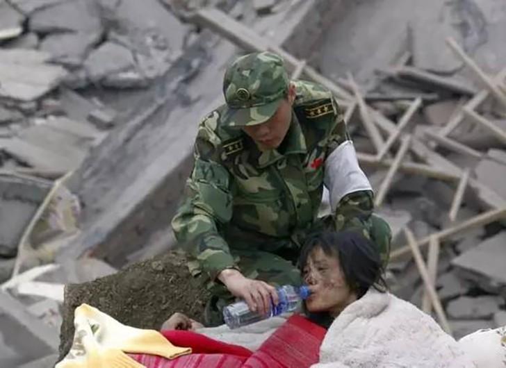 回顾汶川地震10位至亲被埋她却在救其他灾民他们也是我的家人