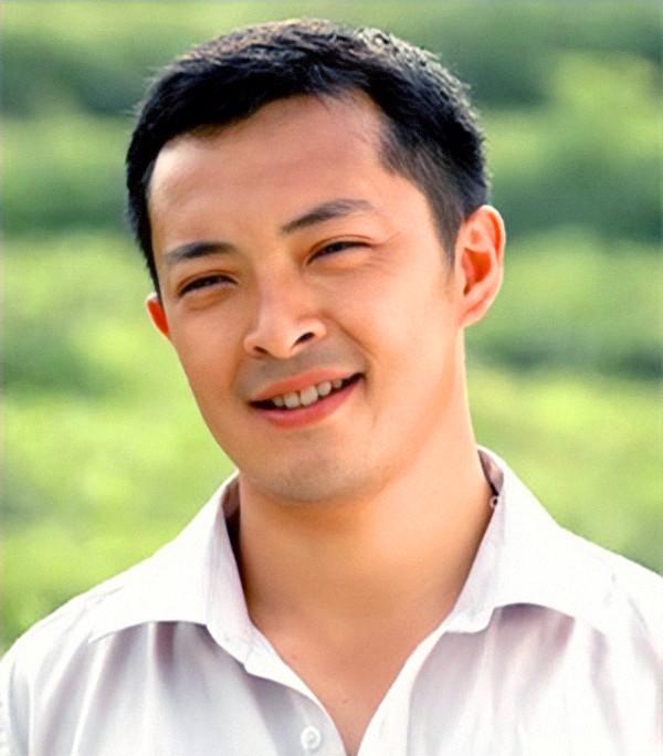 2006年,富大龙受到邀请在电影《天狗》里担任男主角,自从在《紫日》