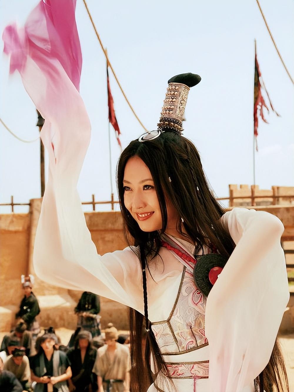 回顾白冰曾被成龙提携英皇力捧如今成为单身妈妈她经历了什么