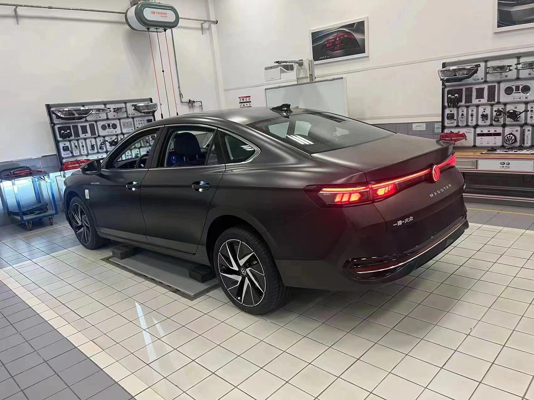 大众掏出"杀手锏",全新迈腾实车亮相,全面狙击新款凯美瑞