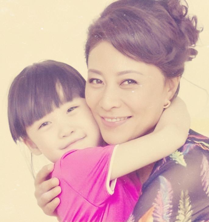 回顾岳红年轻时只顾事业曾被女儿喊阿姨患癌后母女和解