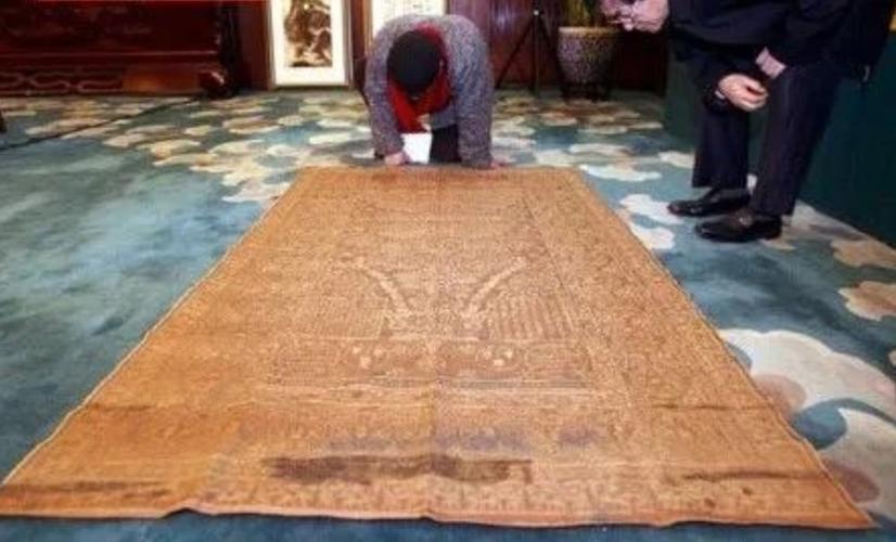 05年北京男子借9万买下破袈裟不想夹层藏有一物拍卖成交价13亿