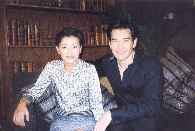 回顾费翔被姐姐改变人生为妈妈被封杀因父母选择孤独一生