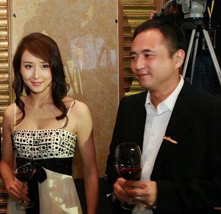 回顾胡静嫁入马来西亚豪门丈夫为不和她分房睡自愿摘除扁桃体