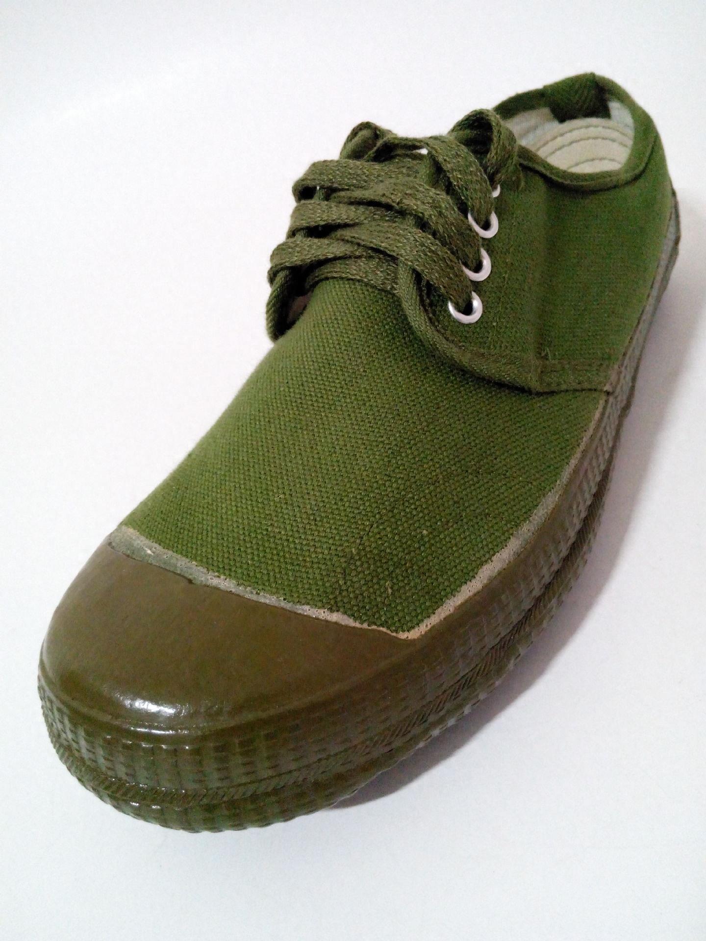 中国胶鞋在国外掀狂潮风靡海外时尚圈老外有钱都买不到