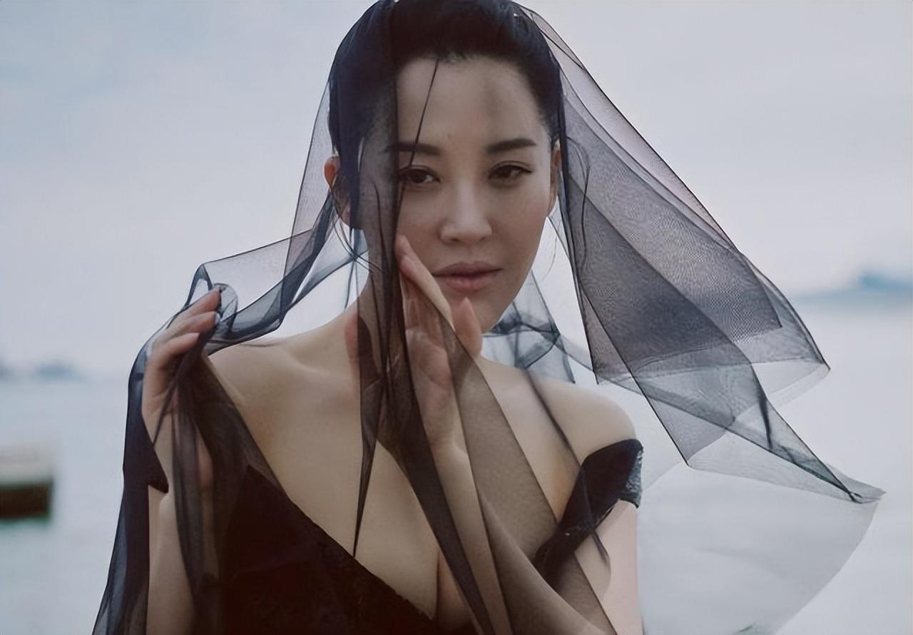 回顾女神许晴才华与颜值兼备越老越迷人54岁仍单身