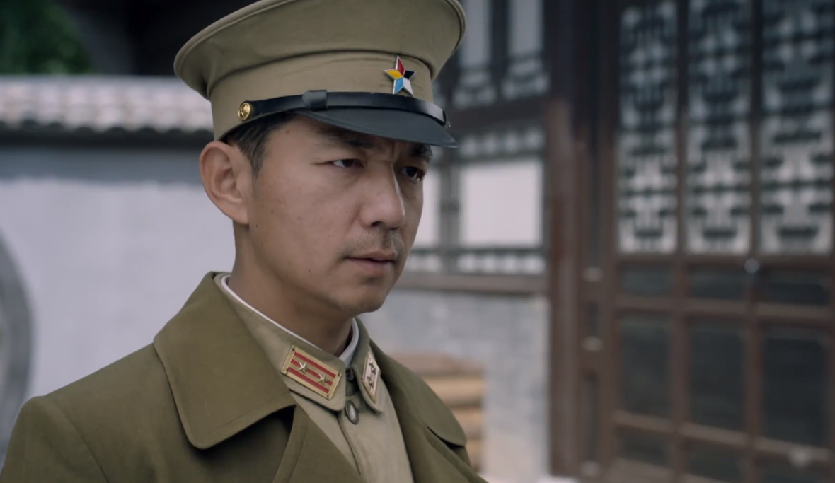 抗战时,两特务追捕地下党,伪警长藏好人后怒道:你们连我也怀疑