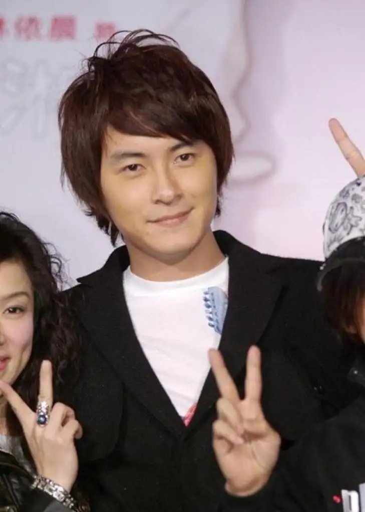 回顾白冰曾被成龙提携英皇力捧如今成为单身妈妈她经历了什么