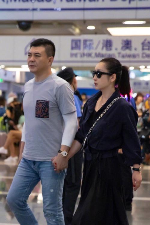 回顾秦海璐给单眼皮上千万保险产下巨婴症儿子险哭瞎双眼