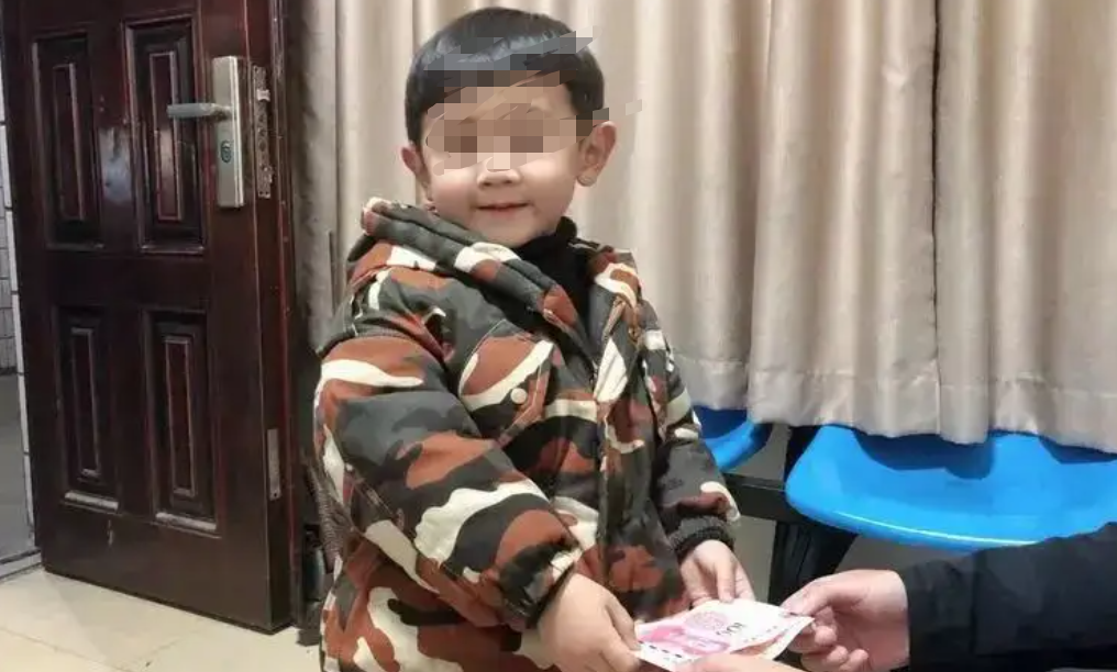 "小张,康康怎么一点不像你呦,你儿子比你可帅多了!