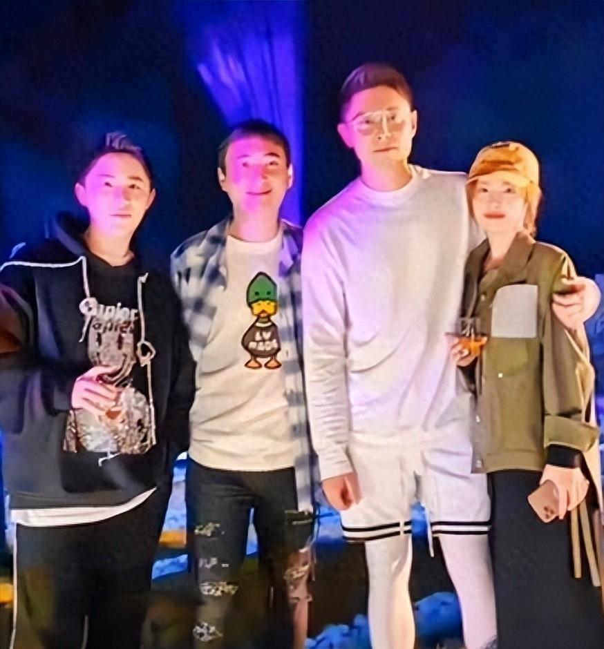 买超和王思聪是朋友,是京城富人圈里有名的富二代,他的真名叫买镜宇