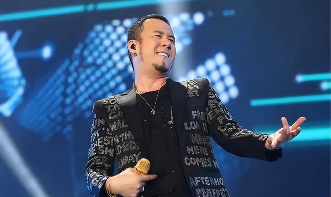 张嘉译的妻子王海燕和孙浩是从小一起玩大的发小,关系还十分好,后来