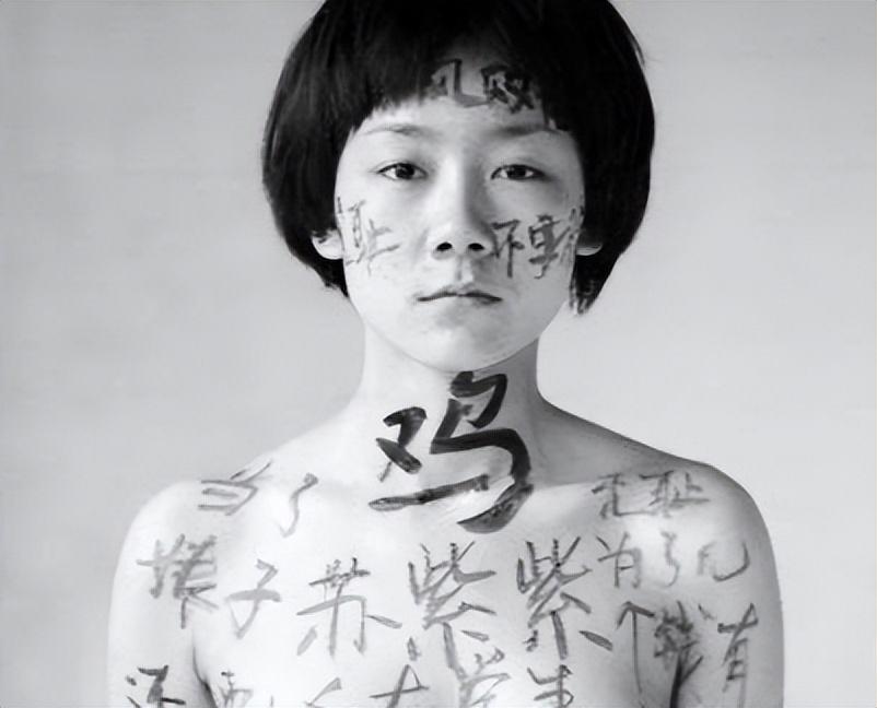 回顾90后人大才女苏紫紫不顾批评做人体模特如今怎样了