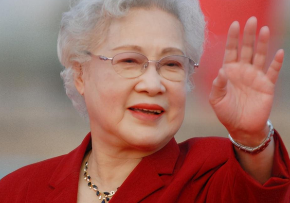 看了90岁秦怡的造型我悟了:女人老了,脸要圆,卷发穿裙子才美