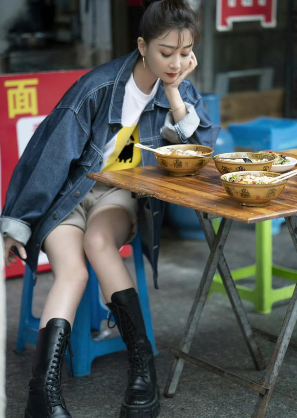 殷桃扎"高马尾"也太美了吧!穿牛仔外套 马丁靴,美得像24岁