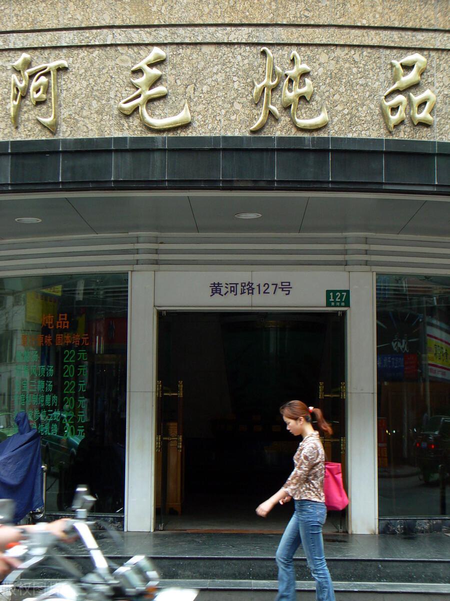 周正毅祖籍其实是江西的,但是他是在上海出生的,他们家当时住在杨浦区