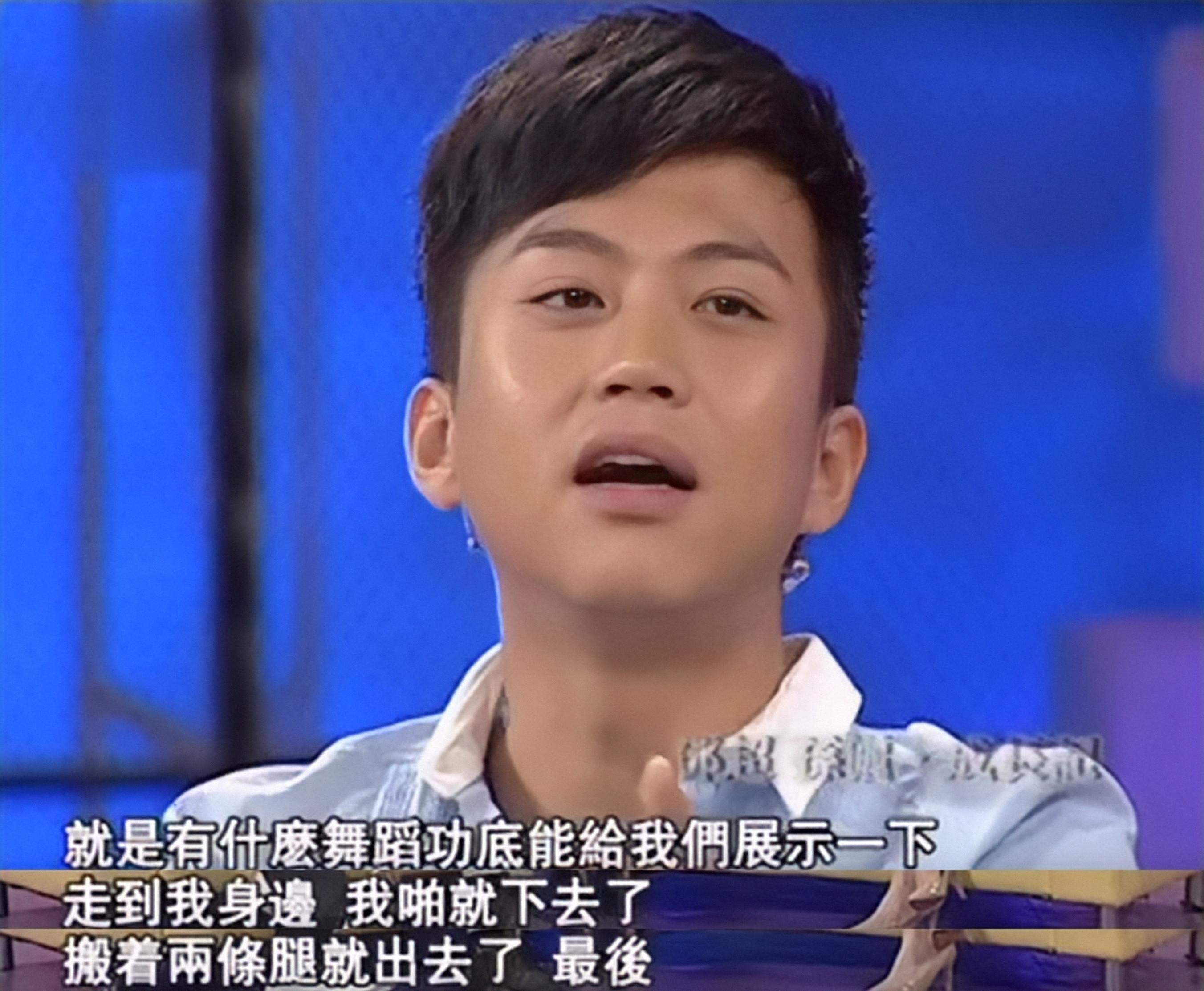 来到中戏的邓超开始正经起来了,模仿刘德华的声音唱了一首歌,展示舞蹈